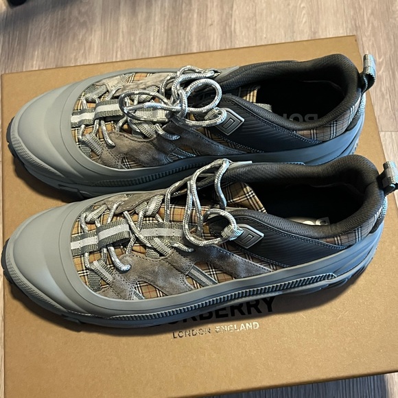 Burberry Arthur Brand New Size 44 = 11Mens - Picture 3 of 10